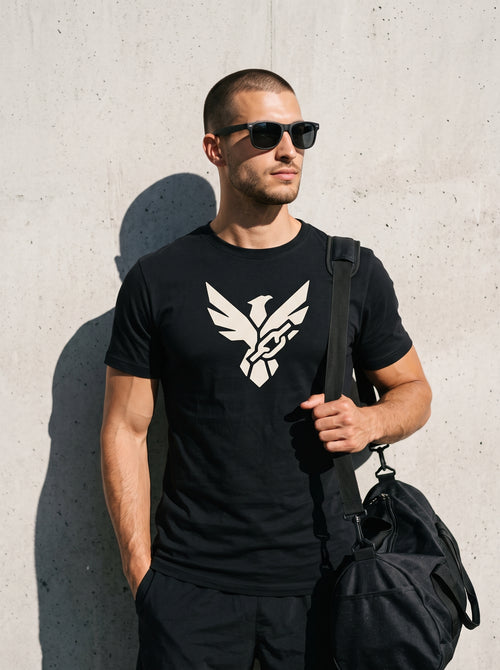 Kai usando polera FORJA Fenix de Hierro color negro